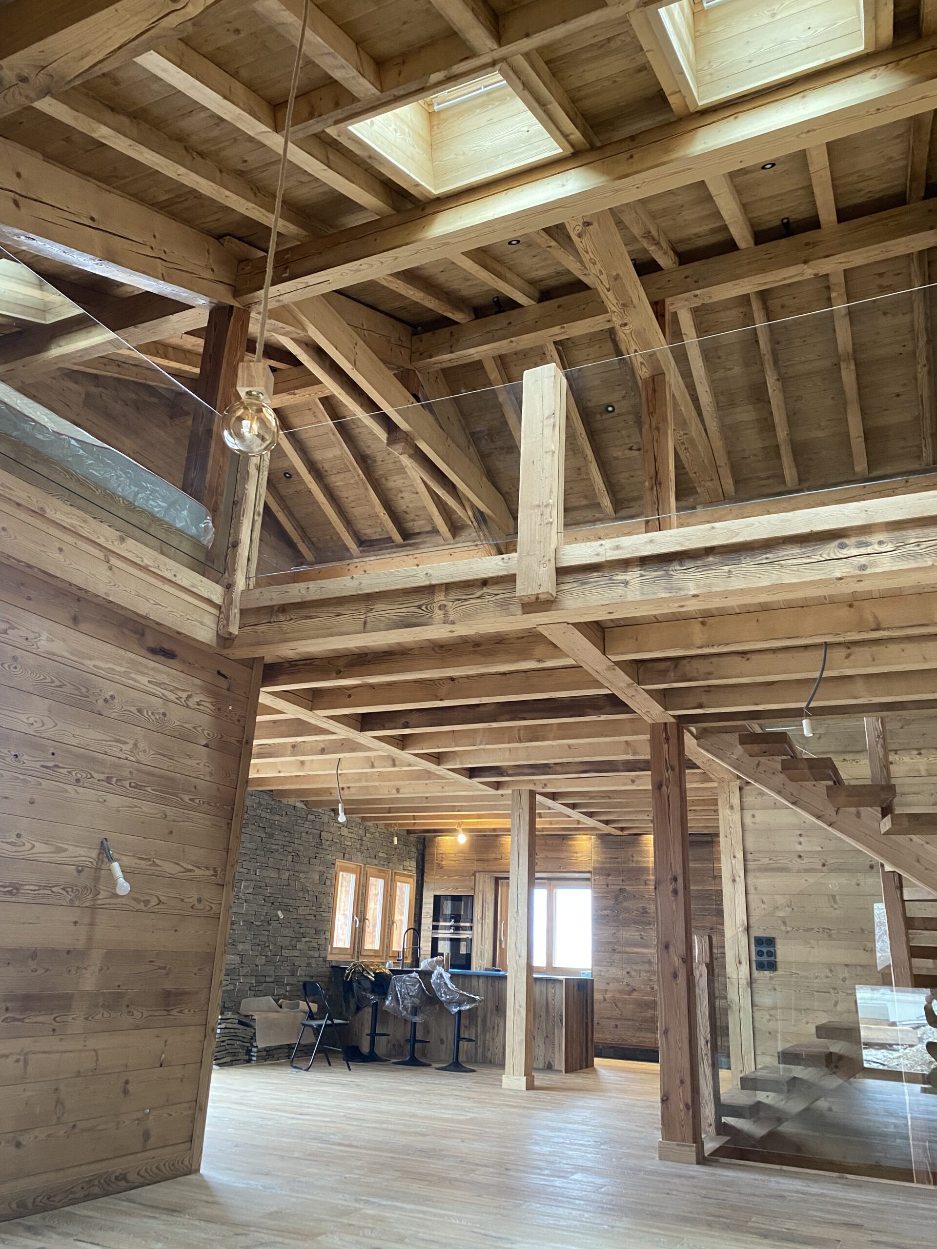 Salon et combles avec vide sur séjour