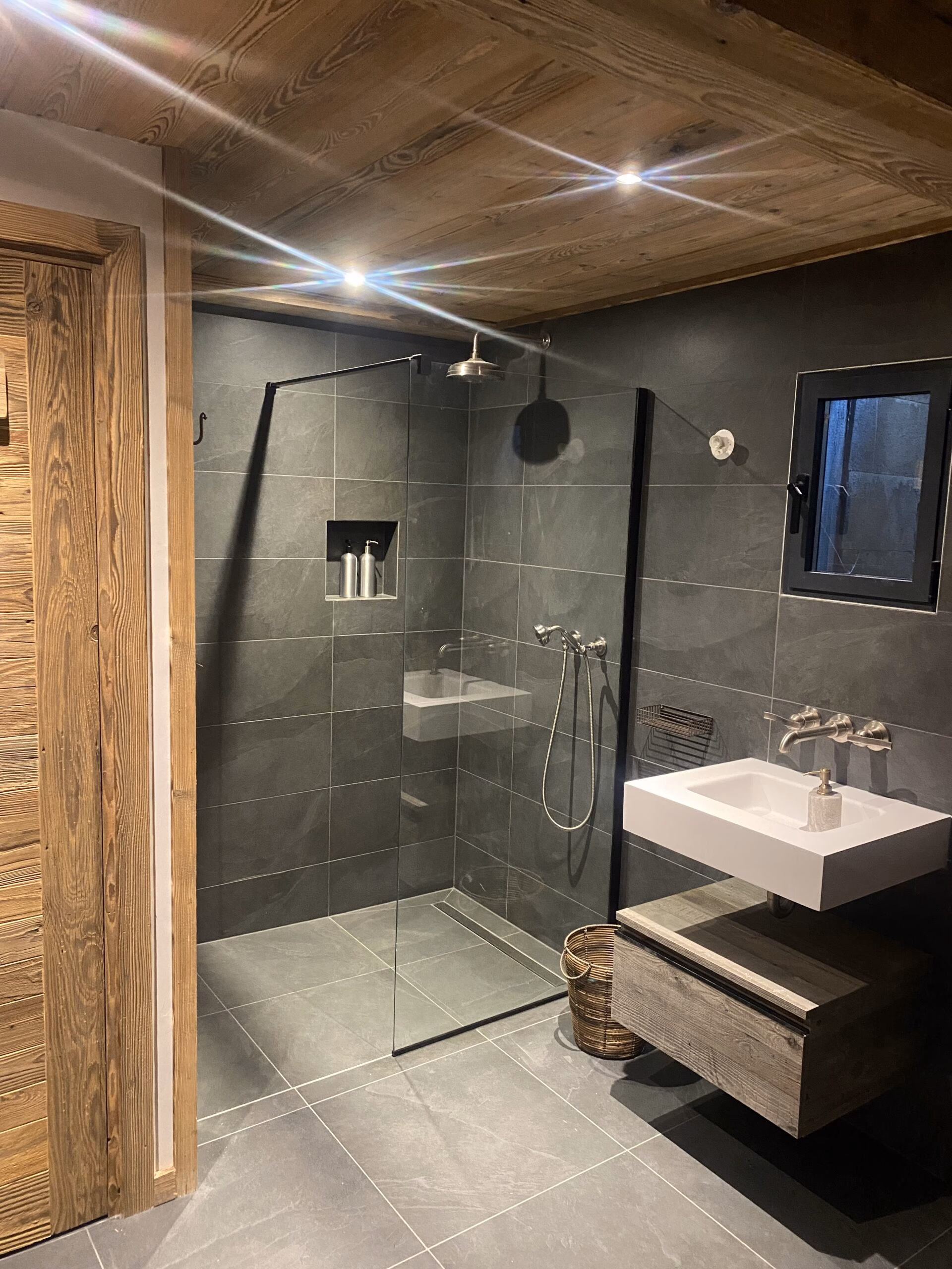 Porte et plafond en vieux bois