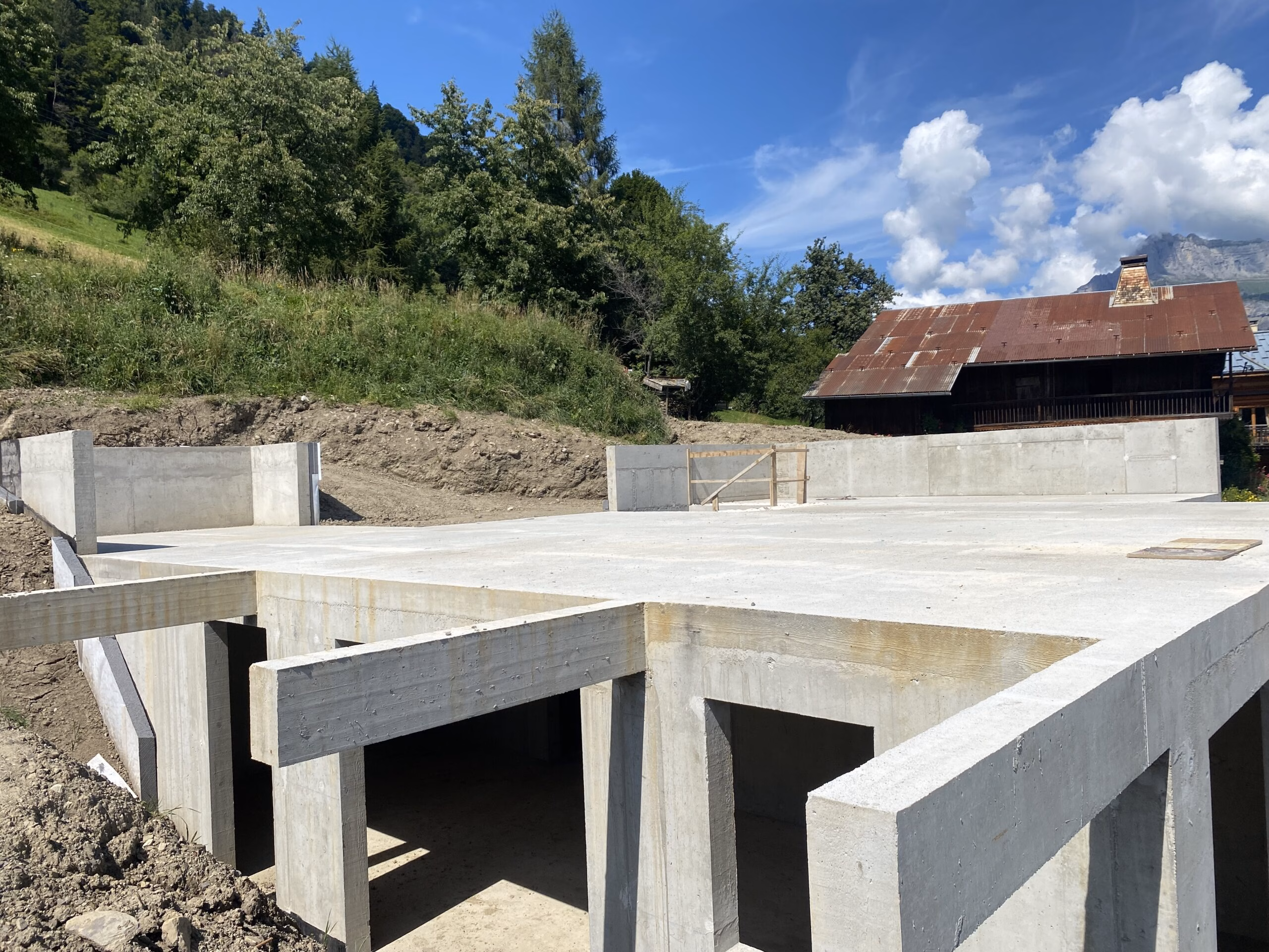 Maçonnerie avec longrines béton pour terrasse