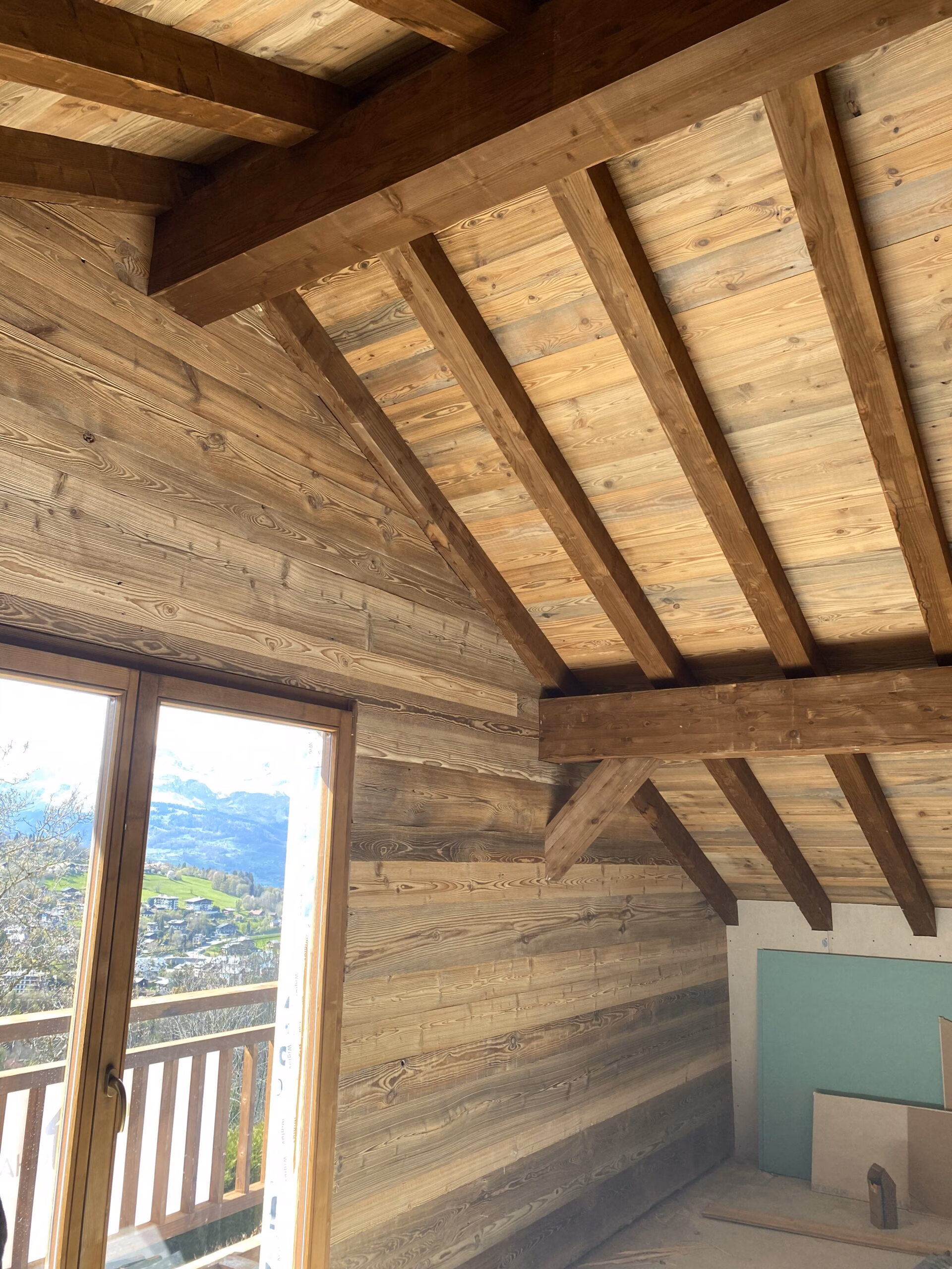 Charpente apparente avec vieux bois