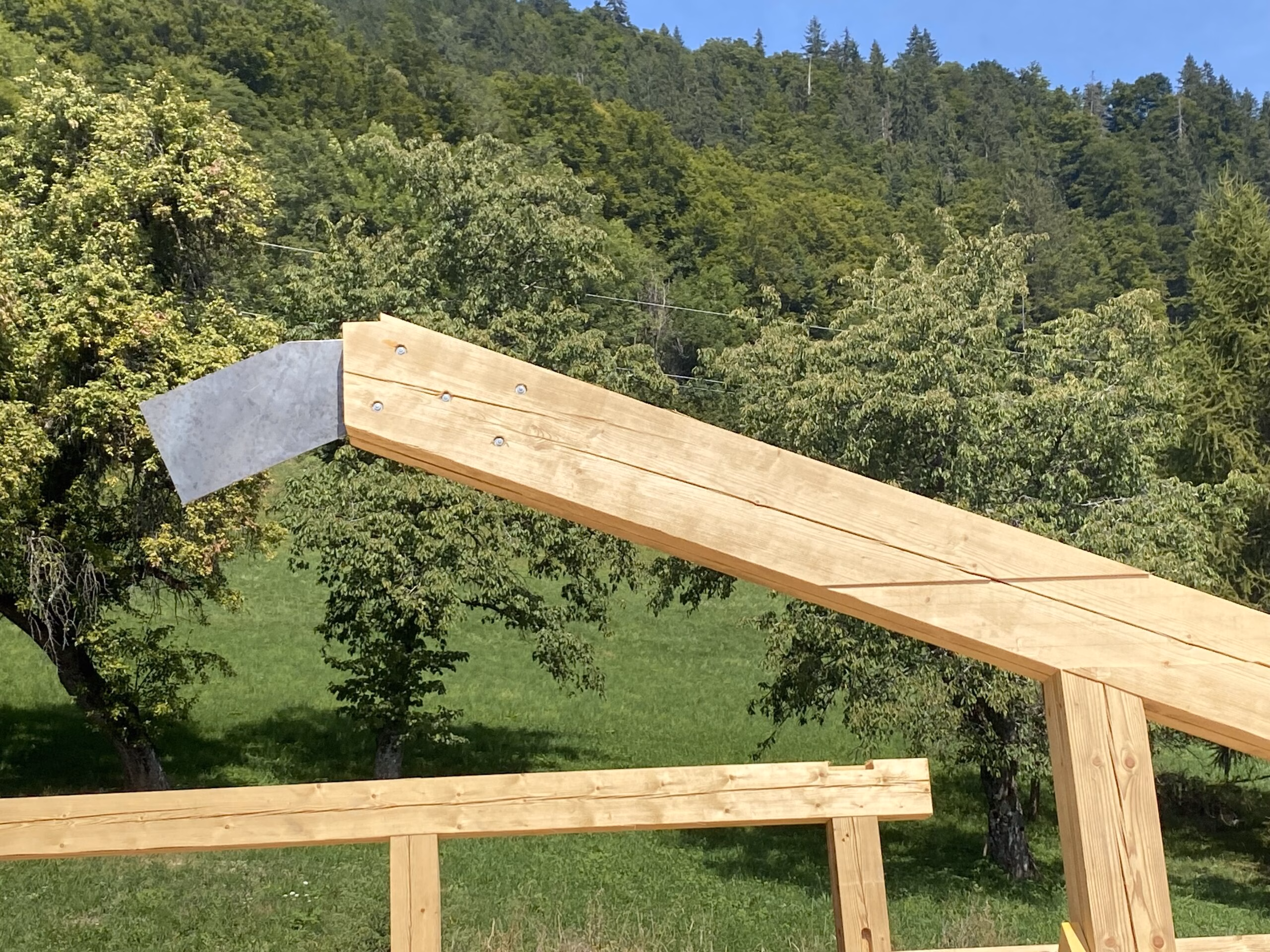 Plaque de métal pour jonction ferme