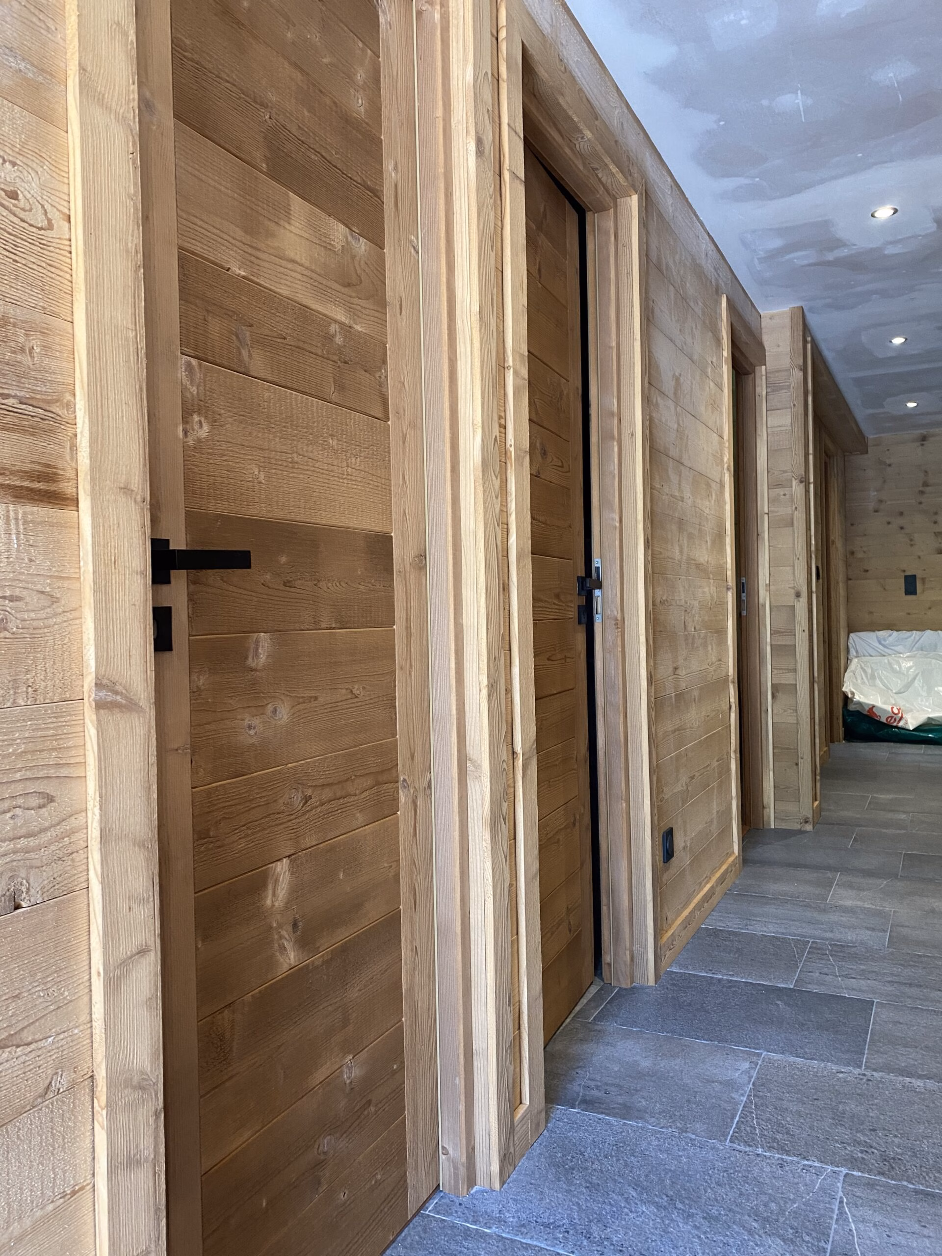 Portes et lambris sapin thermo brossé