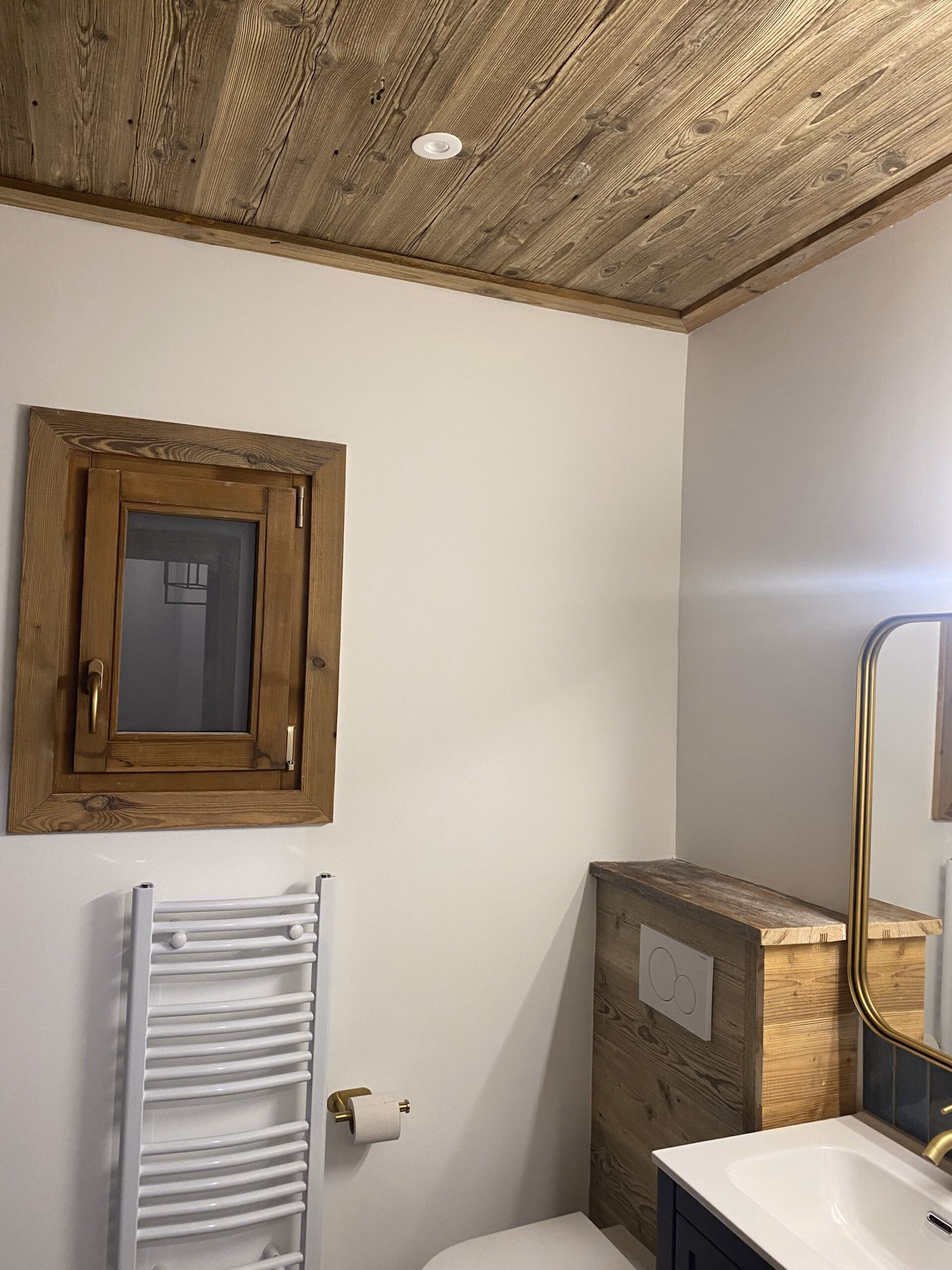 Salle de bain avec vieux bois