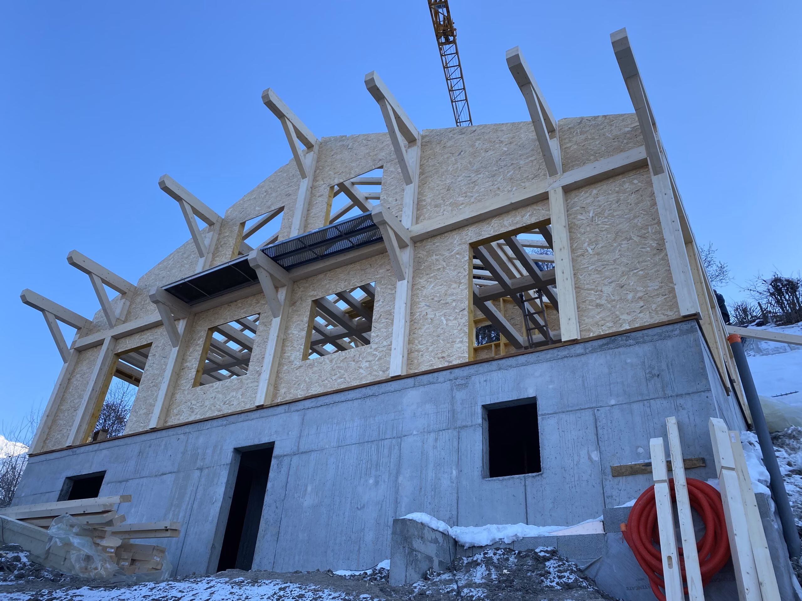 Poteaux poutres sapin sur sous-sol maçonné; ossature entre poteaux