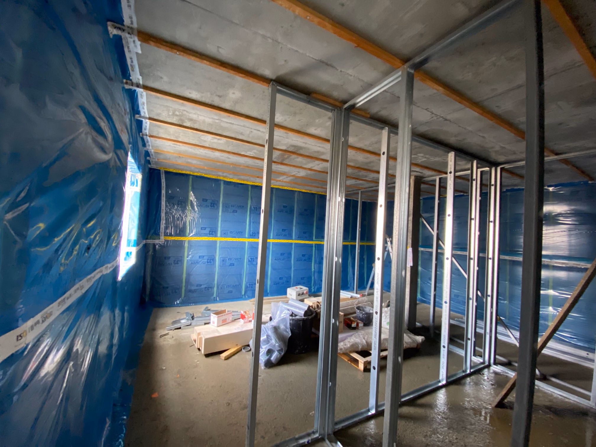 Isolation intérieure sous-sol, pare-vapeur et cloisons pour placo.