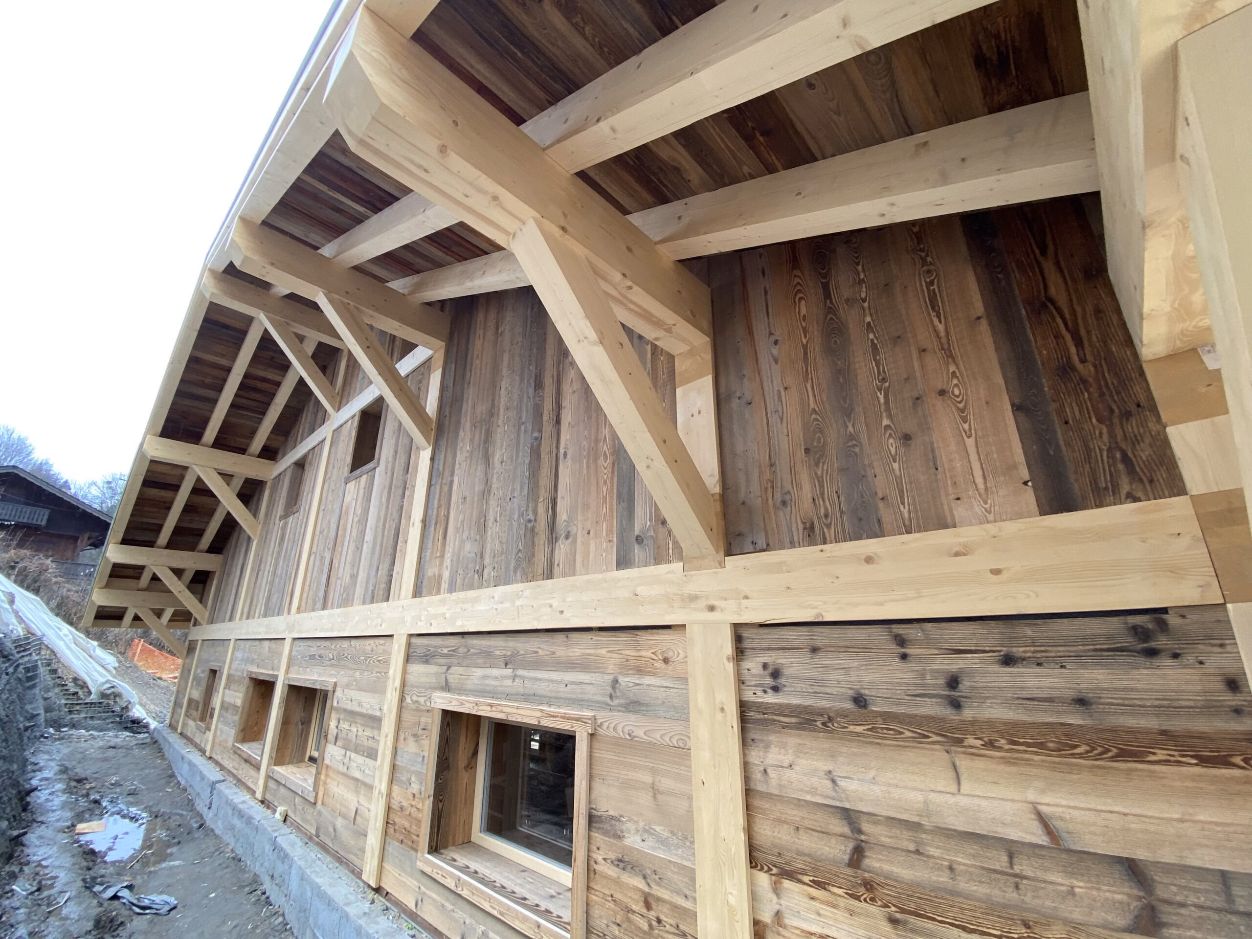 Bardage vieux bois entre poteaux-poutres