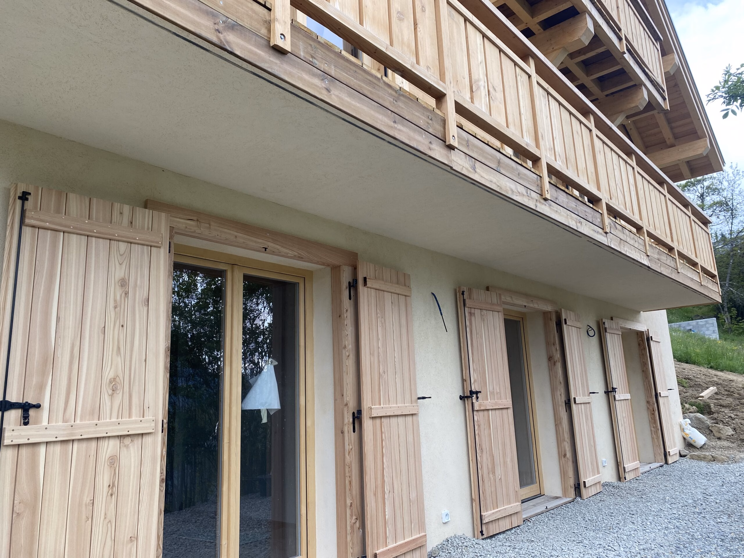 Volets en mélèze façade crépi avec isolation