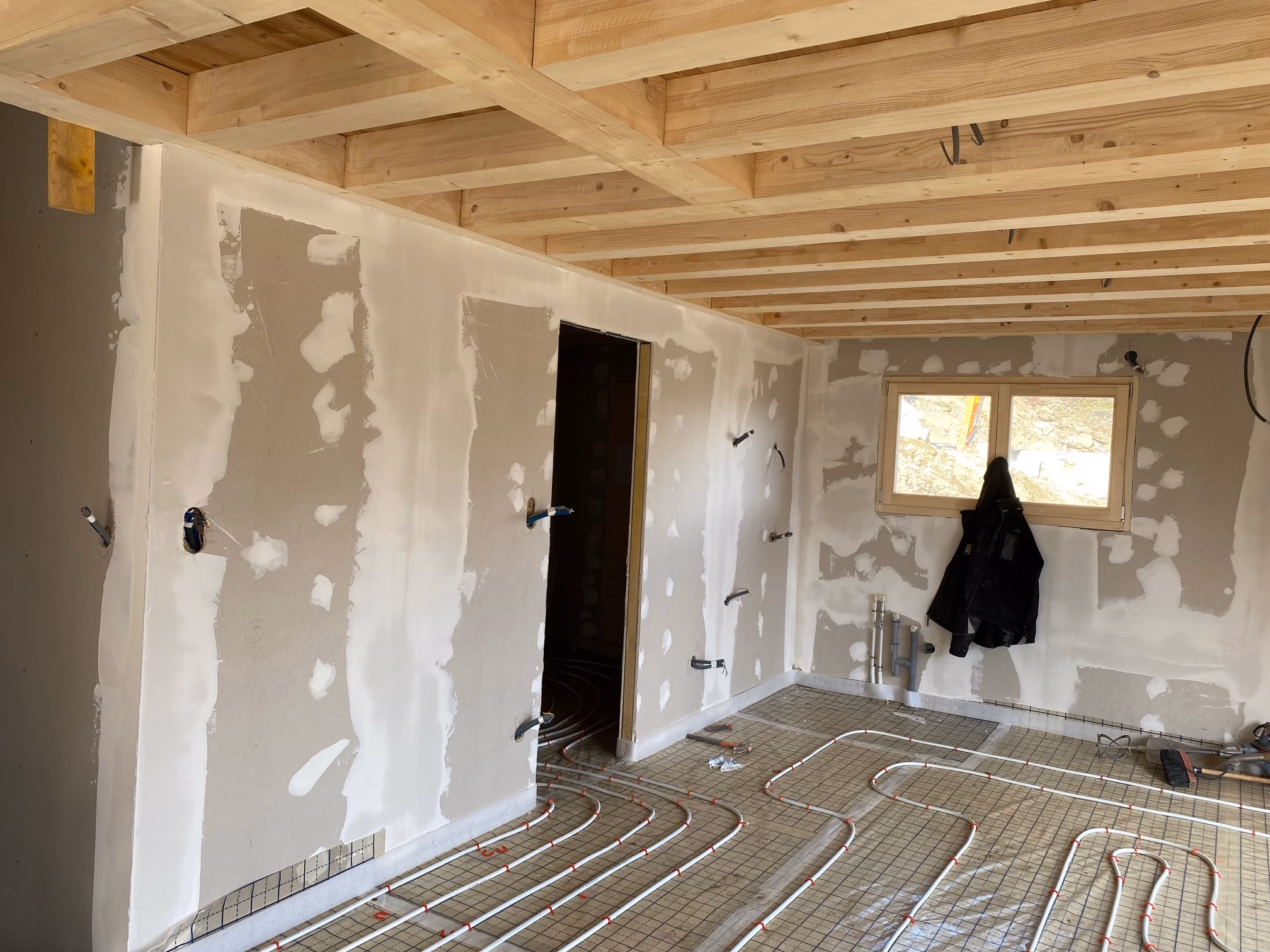 Solives plancher apparentes, première couche sur placo et serpentins sur isolation au sol