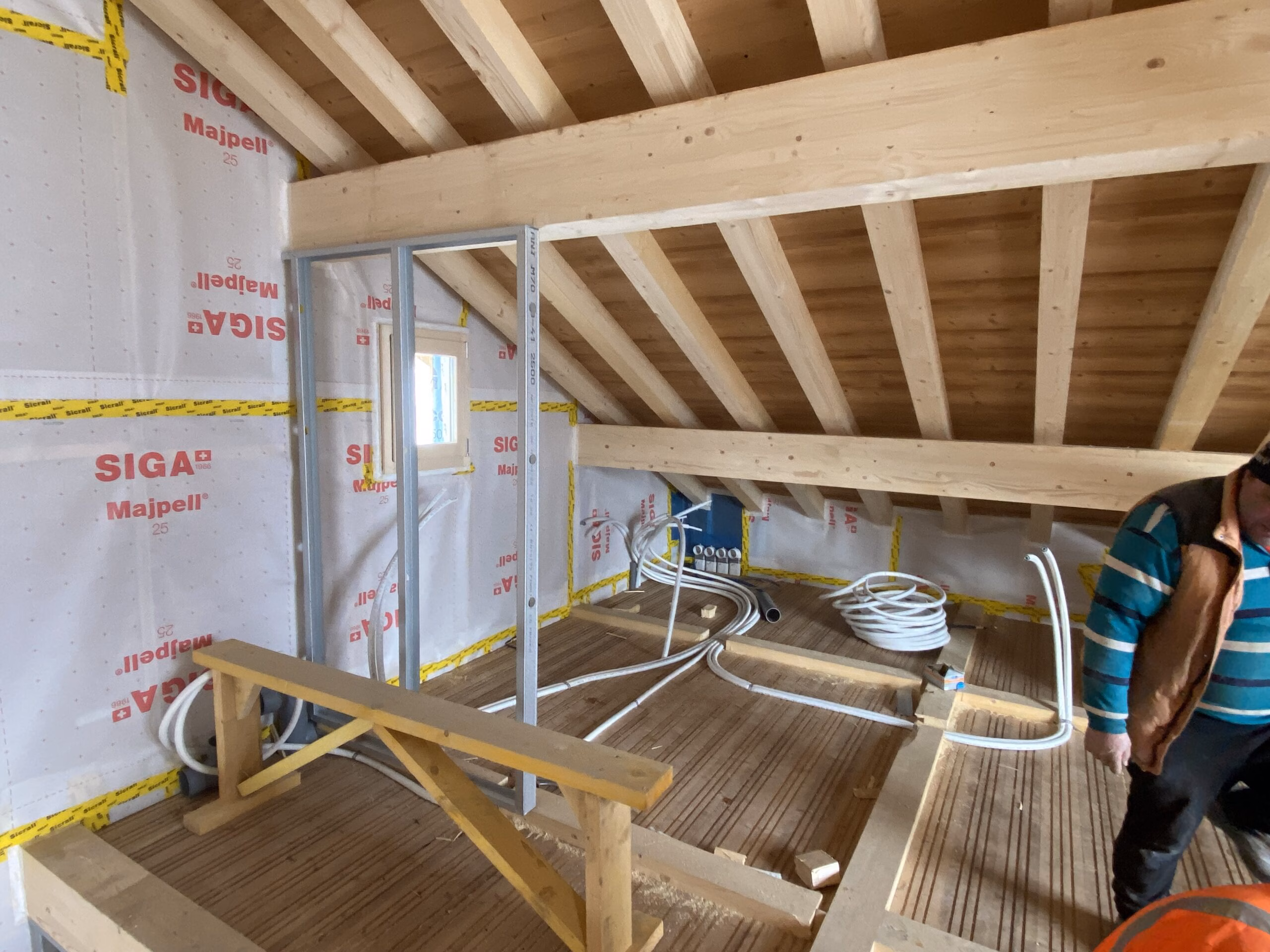 Charpente apparente, pare-vapeur et scotch, finition lambris sapin thermo, première cloison